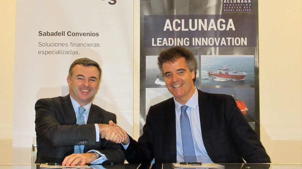 Jorge Cienfuegos, director territorial de Empresas del Banco Sabadell, y Marcos Freire, presidente de Aclunaga, firmaron en Vigo este acuerdo.
