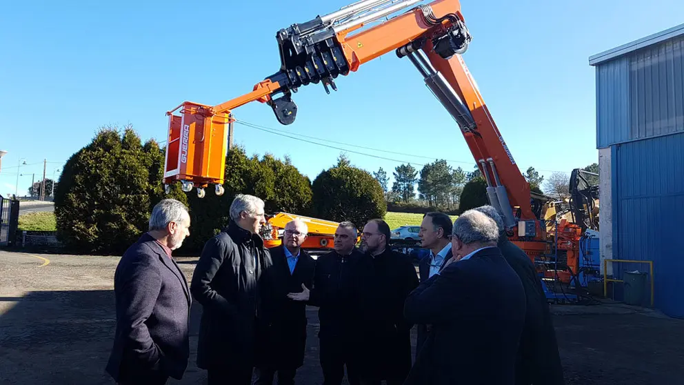 El conselleiro Francisco Conde en Industrias Guerra, en Vila de Cruces, empresa que fabrica grúas forestales.