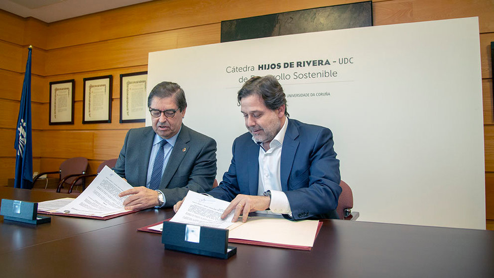 El rector de la UDC, Julio Abalde, y el consejero delegado de Hijos de Rivera, Ignacio Rivera.