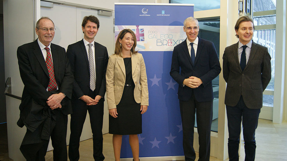 En el centro, la secretaria de Estado de Comercio, Xiana Méndez, y el conselleiro de Economía, Francisco Conde, en Santiago./P.L.