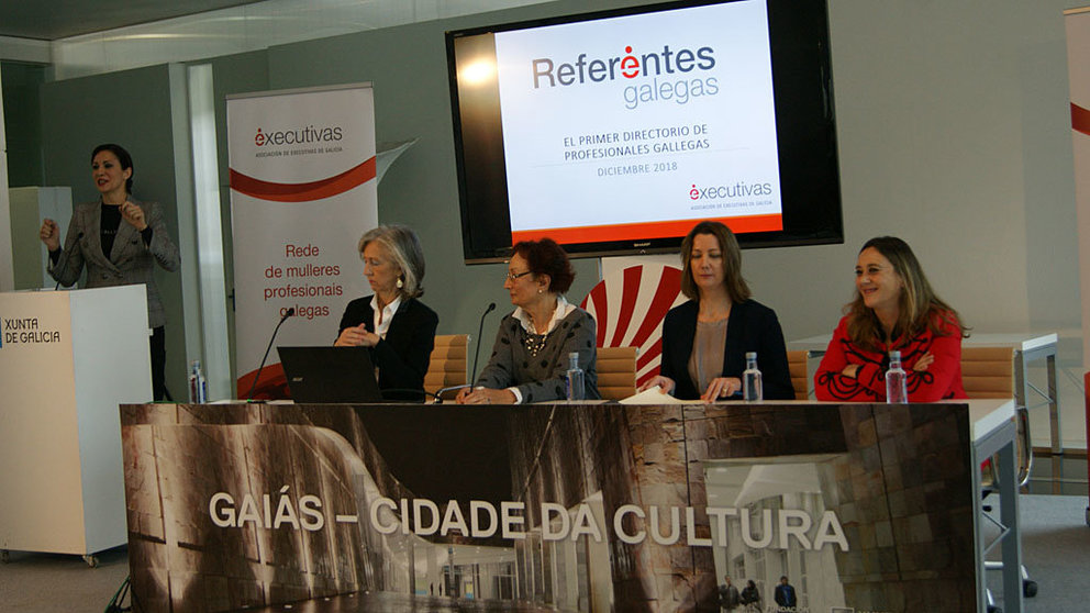 Mesa de mujeres referentes en la presentación celebrada en Santiago en diciembre.