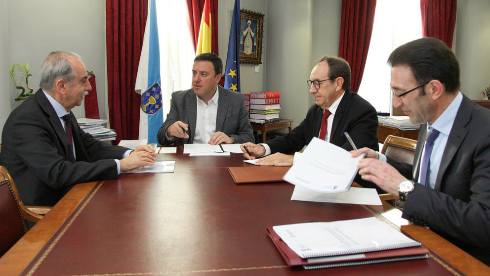 Encuentro del presidente y el secretario general de la Cámara de Comercio de A Coruña, con el presidente de la Diputación, Valentín González (centro).