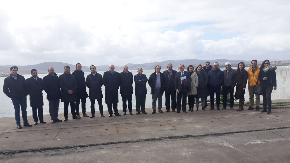 Representantes de empresas del Polígono de Sabón visitaron el Puerto Exterior de A Coruña.