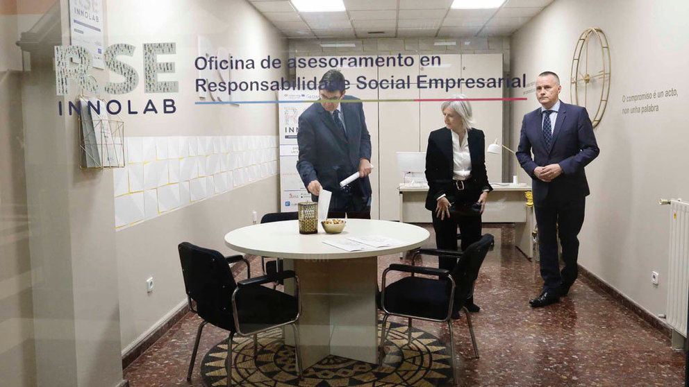 El delegado de la Xunta en Vigo, Ignacio López-Chaves, la secretaria xeral de Emprego, Covadonga Toca, y el presidente de la CEP, Jorge Cebreiros, en la oficina RSE Innolab.