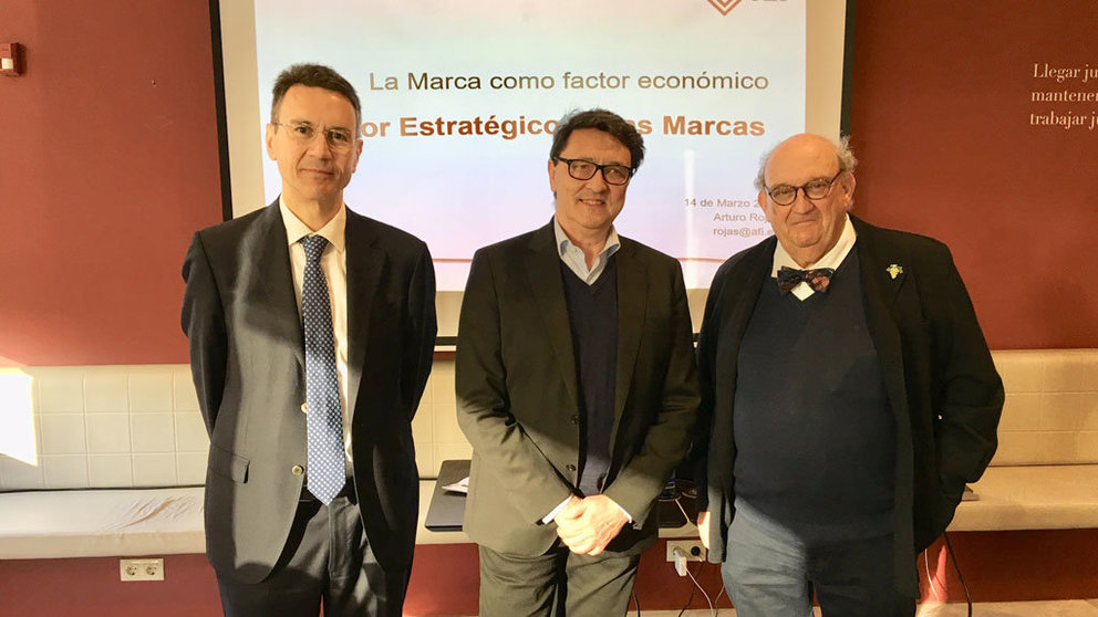 Arturo Rojas, Manuel Estrada y José Mª Fonseca, en el desayuno &#34;La marca como valor económico&#34;, celebrado en Vigo.