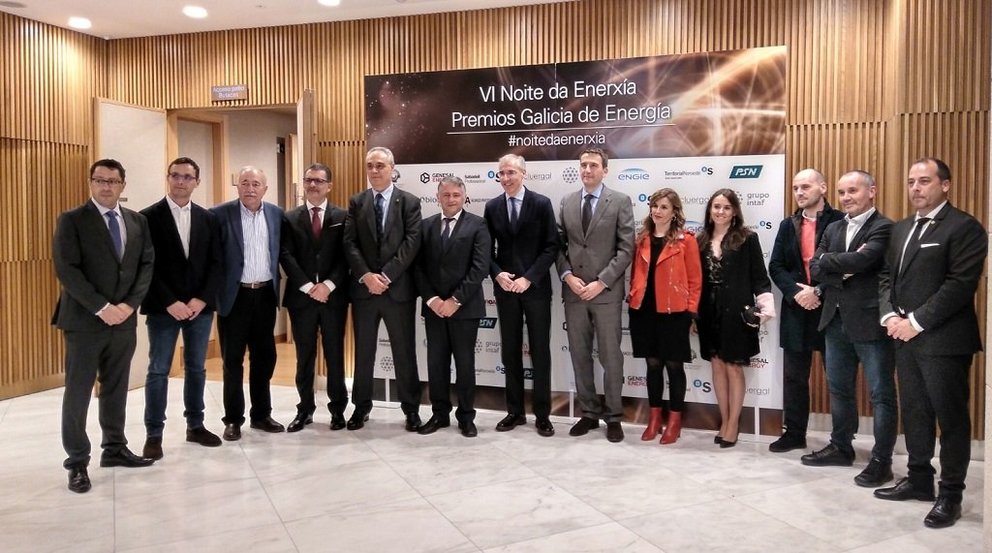 Galardonados con los Premios Galicia de Energía junto a autoridades, en la gala celebrada en Santiago.
