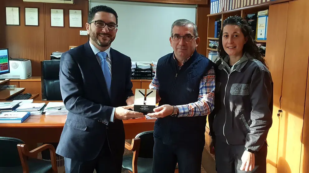 Marcos Conde entrega el reconocimiento a José Manuel Franco y Belén Bustabad, de la empresa Tecman.