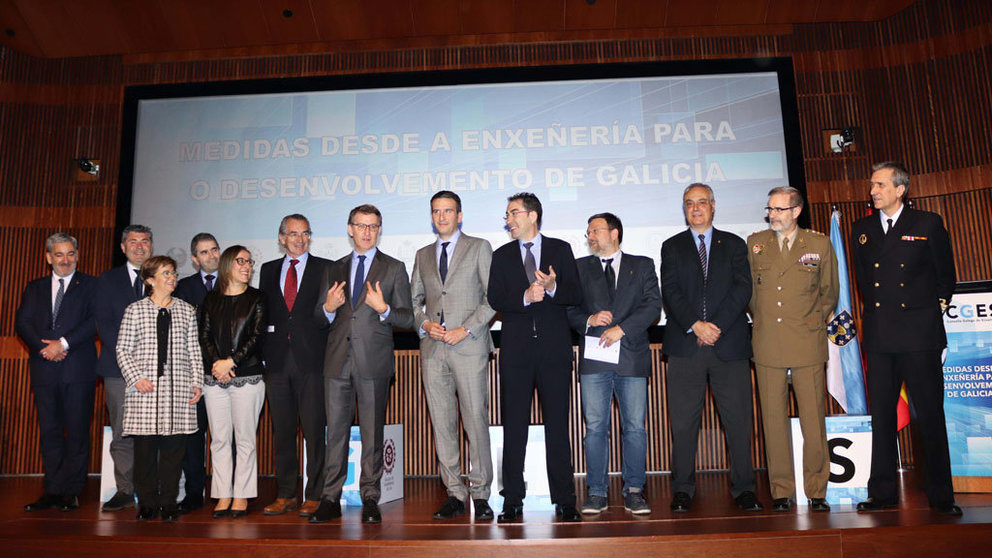 Integrantes del Consello Galego de Enxeñerías junto al presidente de la Xunta, Alberto Núñez Feijóo, y la conselleira de Infraestruturas e Mobilidade, Ethel Vázquez.