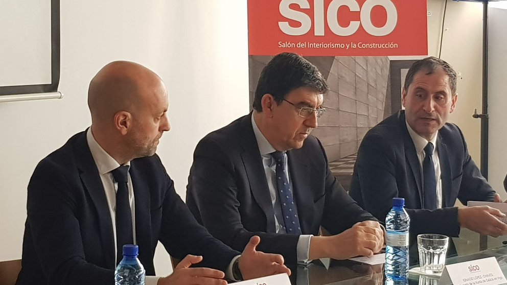 El concejal Jaime Aneiros, el delegado de la Xunta en Vigo, Ignacio López-Chavez, y el director de  Grupo Muéstralo, Javier Arnau, presentaron la feria SICO.