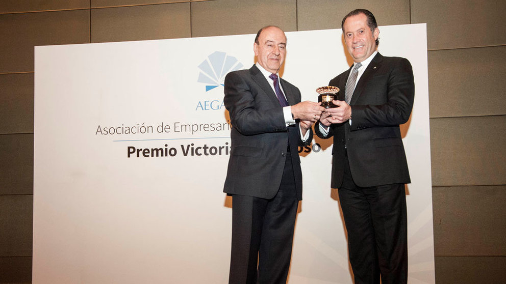 El presidente de AEGAMA, Julio Lage, y el presidente de Abanca, Juan Carlos Escotet, en la entrega del Premio Victoriano Reinoso.