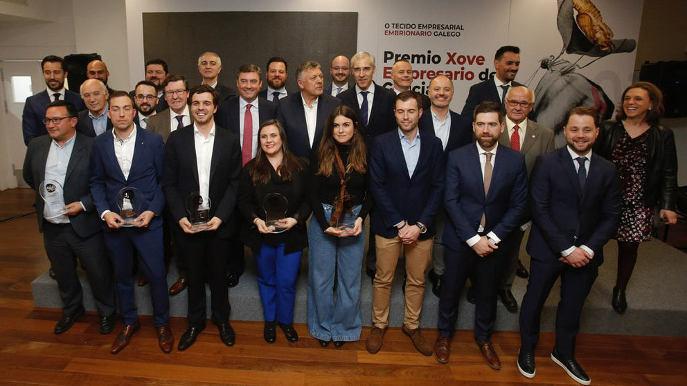 Foto de familia de autoridades y premiados en los Premios AJE Galicia, entregados en Sanxenxo.