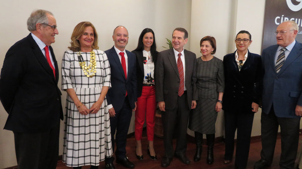 David Regades (tercero por la izq.) junto a miembros del Circulo de Empresarios, la presidenta de la Diputación de Pontevedra y el alcalde de Vigo, entre otros.