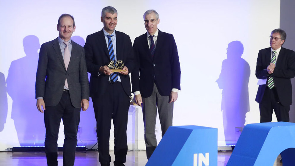 El presidente de Clusaga, Roberto Alonso recibió el premio de manos del director del Igape, Juan Cividanes, y el conselleiro Francisco Conde.