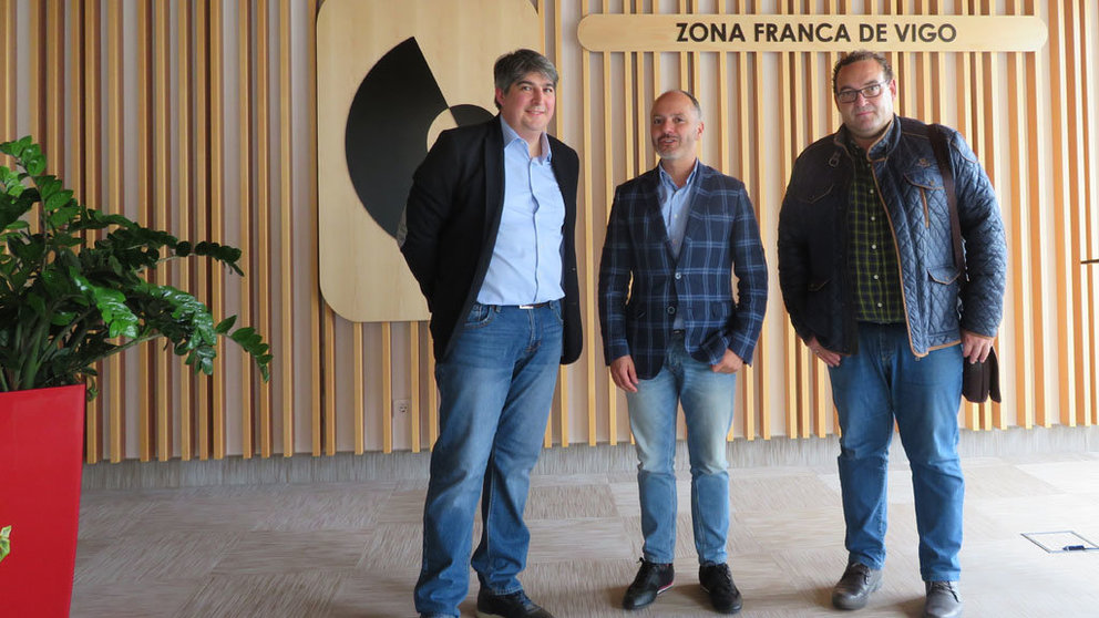 El delegado de Zona Franca de Vigo (centro) junto a los dos sindicalistas de UGT.