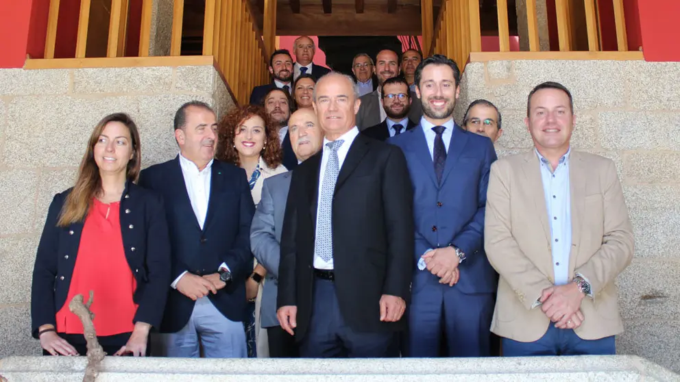 Representantes de empresas veteranas ourensanas firmaron un manifiesto de respaldo a AJE Ourense.