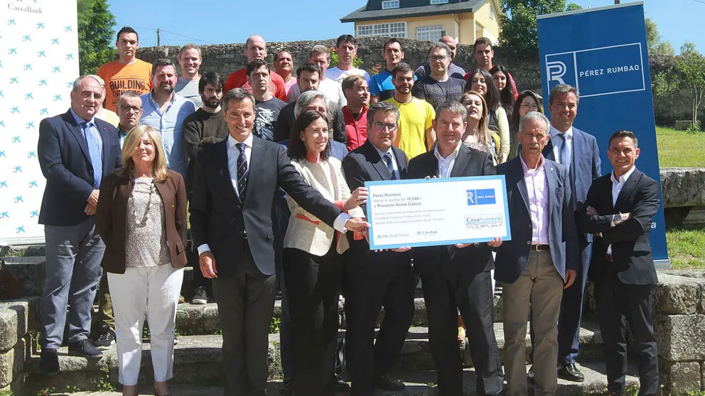 Realizaron realizarlo los directores generales de Turismo de
Pérez Rumbao, Joaquín Pérez Bellido y Ramón Seijas. Recogieron la donación el
presidente de Autismo Ourense, Virgilio Montes y el director de Proxecto Home Galicia,
Ramón Gómez Crespo.