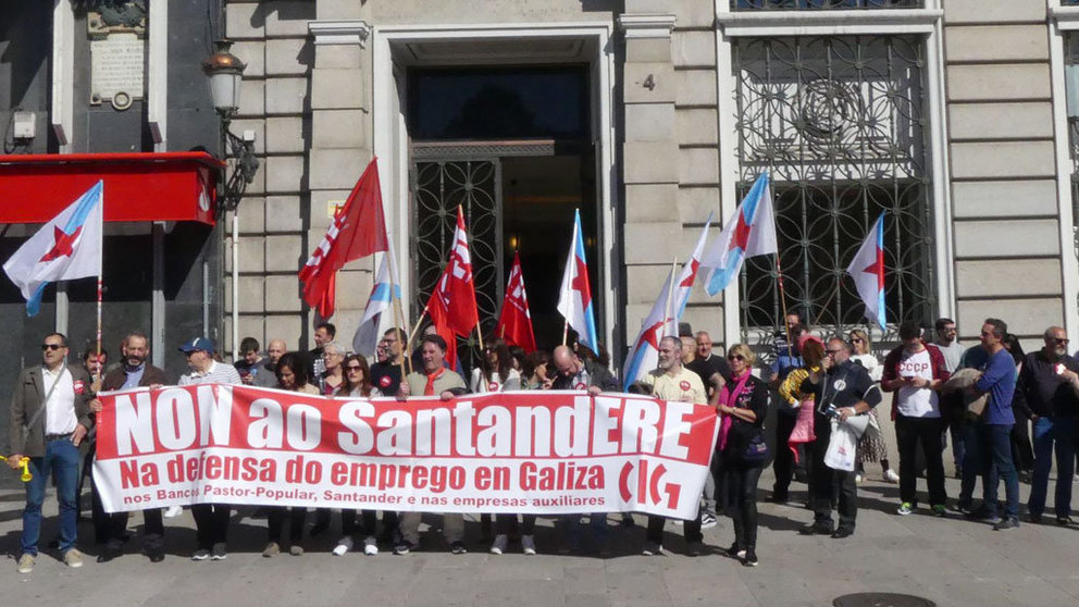 Mobilización da CIG fronte á sede do Banco Santander na Coruña.