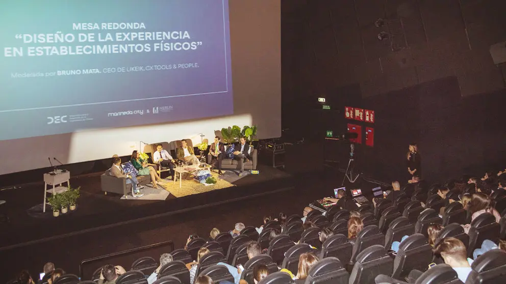 Asistentes a la jornada, celebrada en CINESA, en Marineda City.