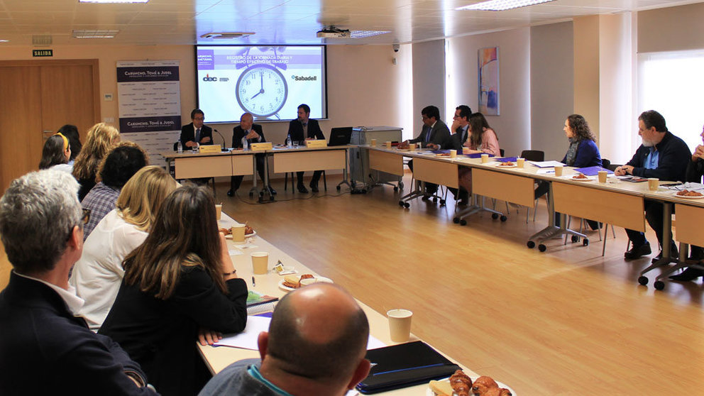 Asistentes a la jornada sobre el registro horario celebrada en la sede de la CEC, en A Coruña.