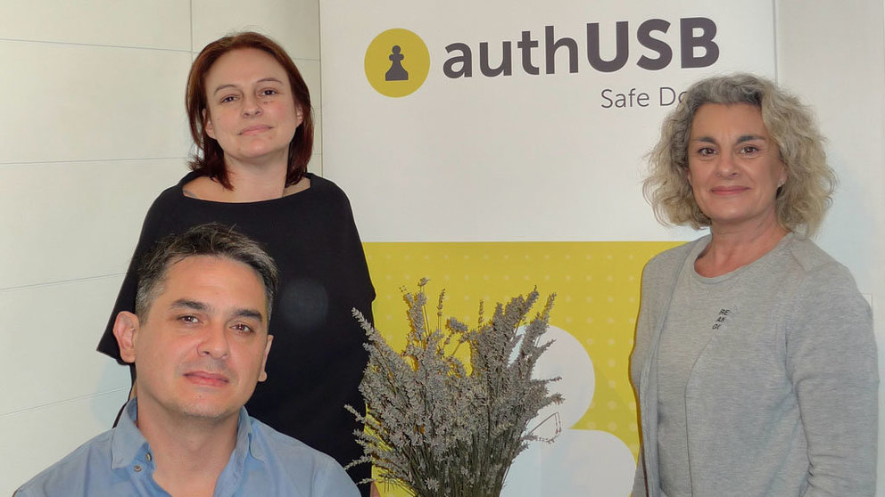 El equipo de authUSB conformado por Estefanía Soto, CEO; Jorge Vega, CTO; y María Cobas, directora comercial.