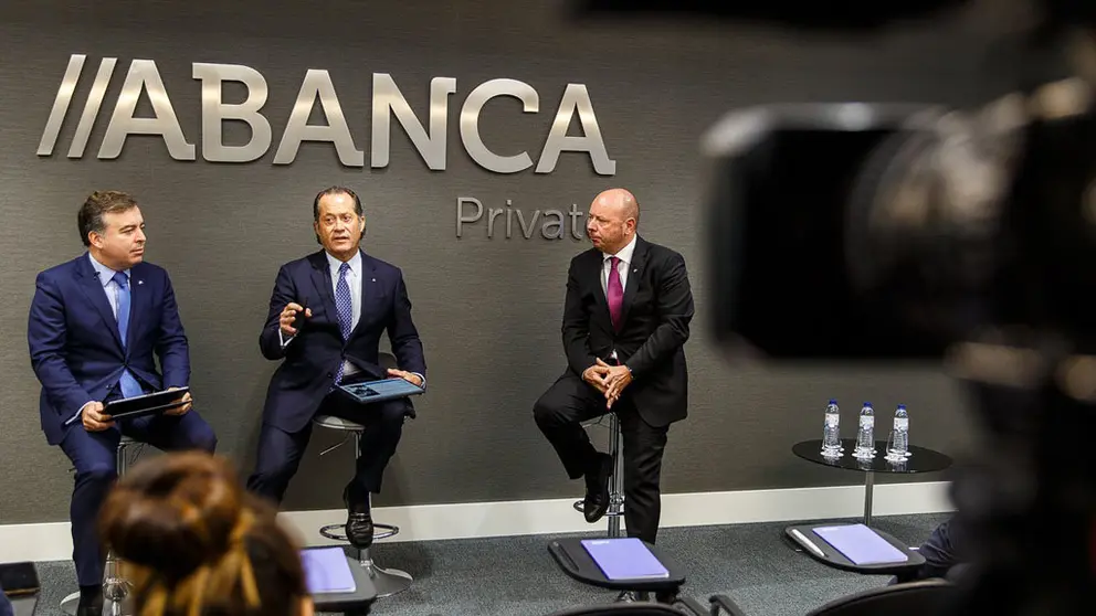 rancisco Botas, consejero delegado de ABANCA, Juan Carlos Escotet Rodríguez, presidente de ABANCA, y Pedro Pimenta, country head de ABANCA en Portugal.