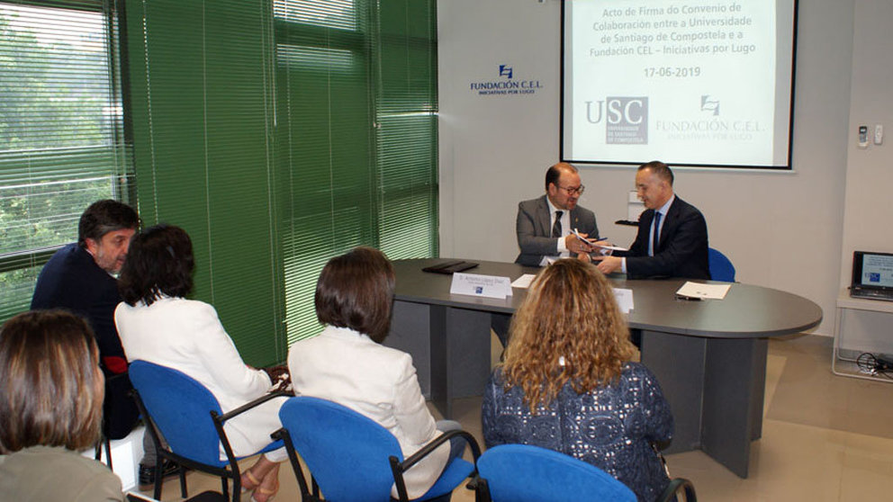 El rector de la USC, Antonio López, y el presidente ejecutivo de la Fundación CEL, Luis García Santalla, firmaron el acuerdo.