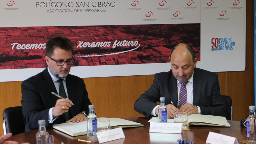 El presidente de la Asociación de Empresarios, José Antonio Rodríguez Araujo, y el Director Regional del Sur de Galicia, Adolfo García-Ciaño Vallés, rubricaron el acuerdo.
