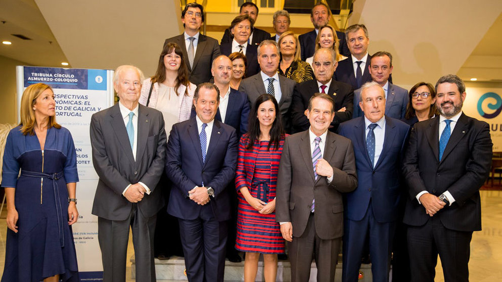 Juan Carlos Escotet (3º por la izq.) acompañado de la presidenta del Círculo de Empresarios (centro) y autoridades.