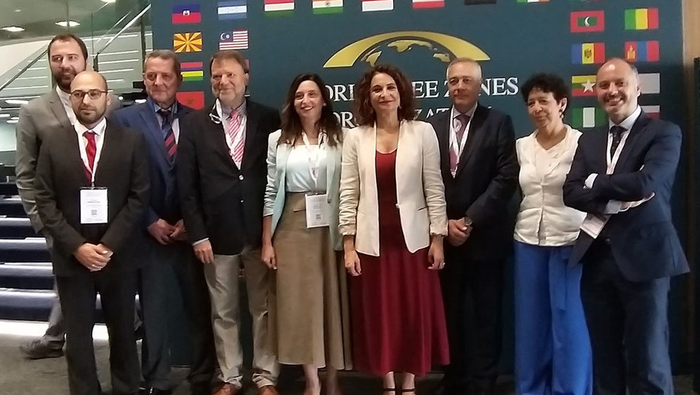 La ministra de Hacienda en funciones, acompañada de los delegados de las zonas francas españolas.