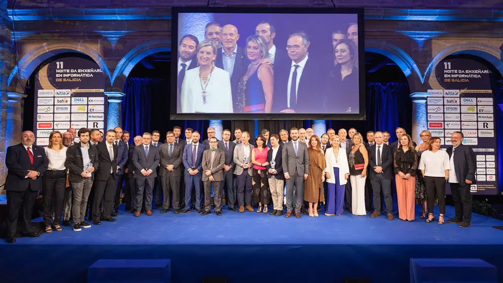 Foto de familia de convidados e premiados na "IX Noite"./MANU SUÁREZ.