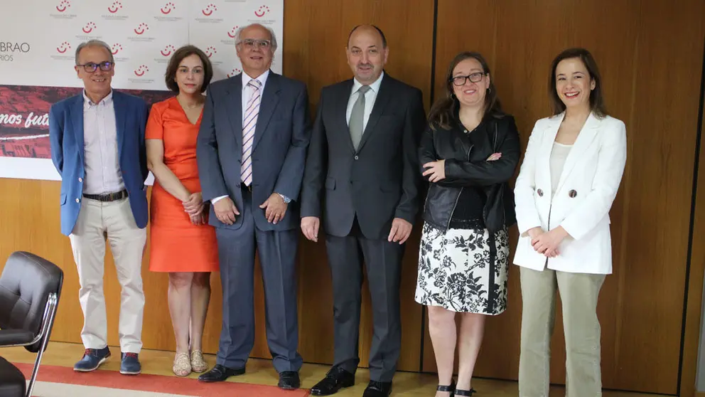 Directivos de la Asociación de Empresarios del Polígono de San Cibrao y del Colegio de Economistas de Ourense.