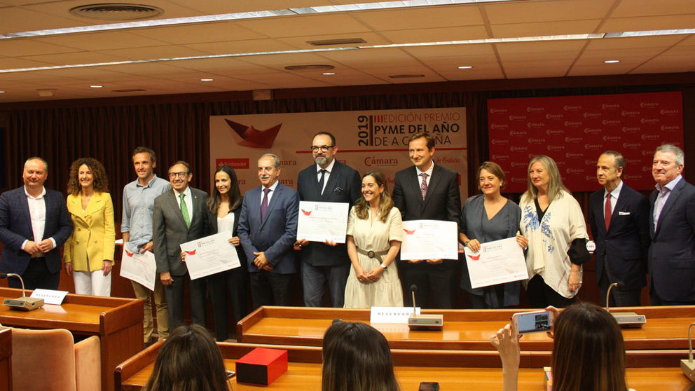 Los galardonados con el premio Pyme del Año de A Coruña y los accésits, junto a representantes de las entidades que convocaban el galardón.