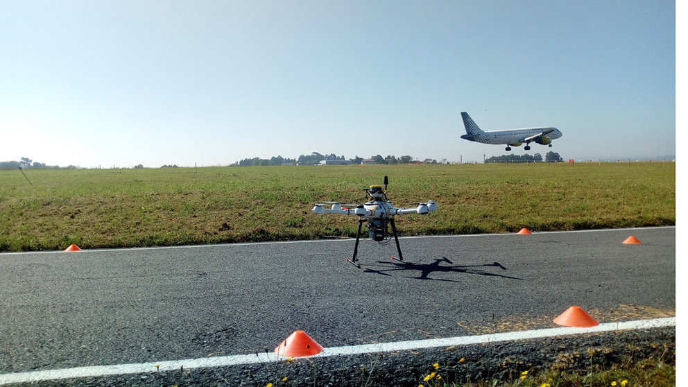 El aeropuerto de Alvedro ha acogido el primer vuelo de un dron en una pista de aterrizaje en España.