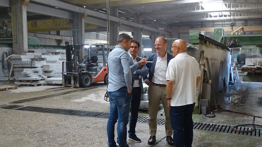 Juan Cividanes visitó en Salceda de Caselas las instalaciones de Granilouro.
