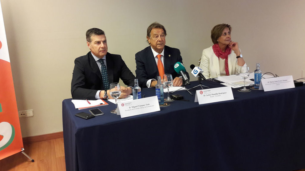 Miguel Vázquez Taín, Carlos Mantilla y María Jesús Freire Seoane, en la presentación del Barómetro.
