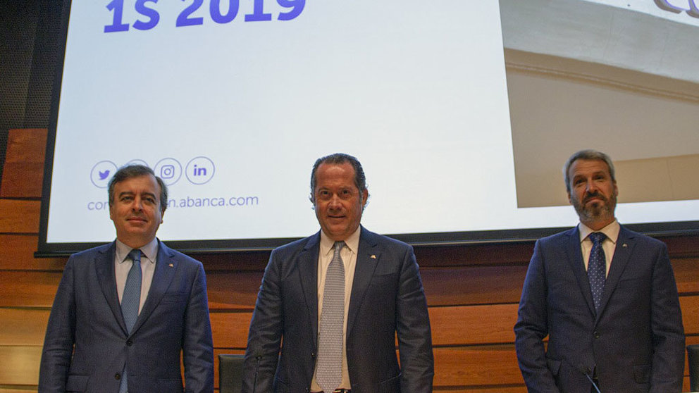 Francisco Botas, consejero delegado de ABANCA, Juan Carlos Escotet Rodríguez, presidente de ABANCA, y Alberto de Francisco, director general de Finanzas, presentaron los resultados del banco en su sede en Vigo.