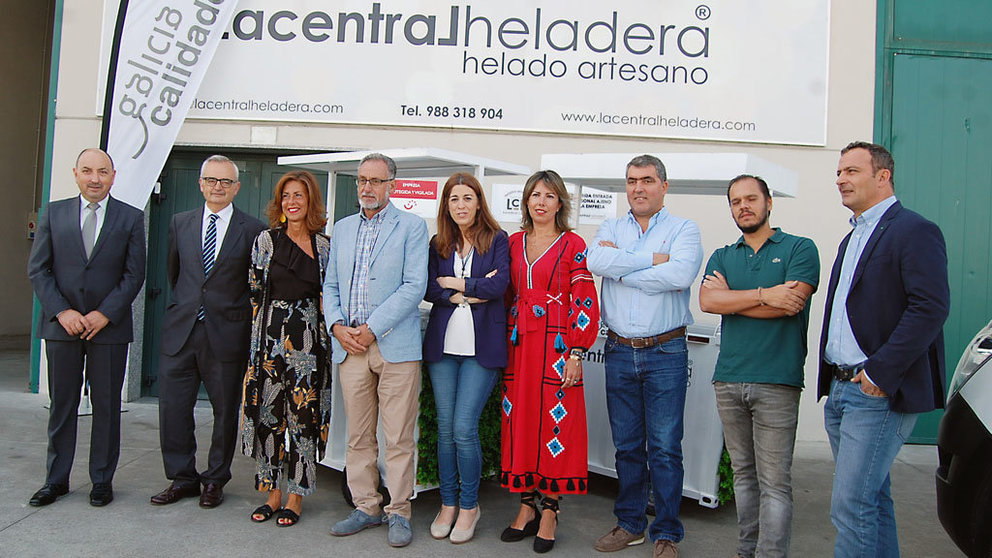 El gerente de Galicia Calidade (2º por la izq.) y la directora xeral de Comercio e Consumo (centro) entregaron el sello a La Central Heladera.