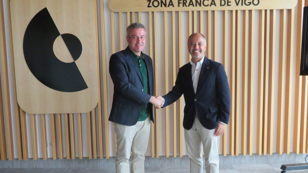 El alcalde de A Cañiza, Luis Piña, y el delegado de la Zona Franca de Vigo, David Regades.