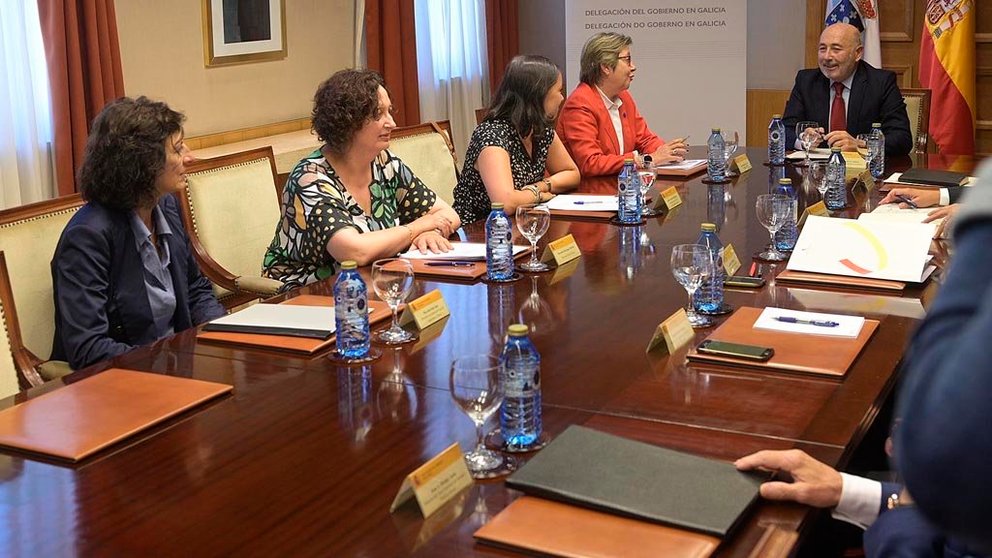 La conselleira do Mar, Rosa Quintana, mantuvo una reunión con el delegado del Gobierno en Galicia, Javier Losada./M.FUENTES.