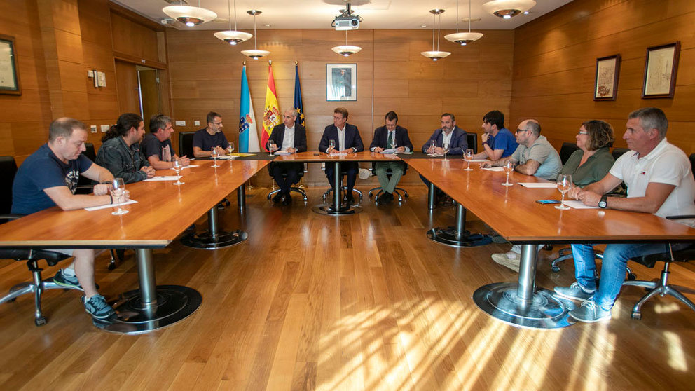 l presidente de la Xunta, Alberto Núñez Feijóo, y el conselleiro de Economía, Empleo e Industria, Francisco Conde, mantuvieron una reunión esta tarde con el comité de empresa de Alcoa San Cibrao.