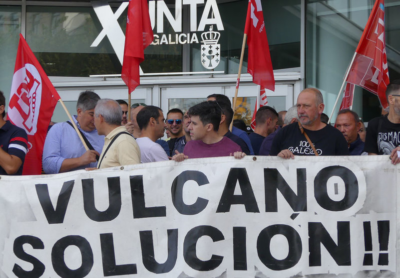Concentración sindical diante da delegación da Xunta en Vigo en protesta pola situación de Vulcano./CIG.