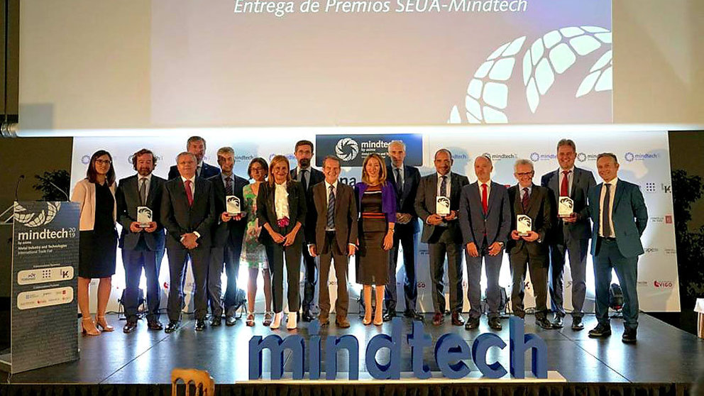 Foto de familia de premiados en los SEUA-Mindtech Awards y autoridades.