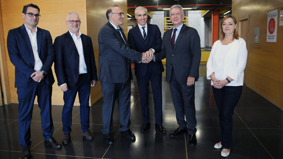 Dándose la mano, el rector de la Universidad de Vigo, el conselleiro de Economía y el
