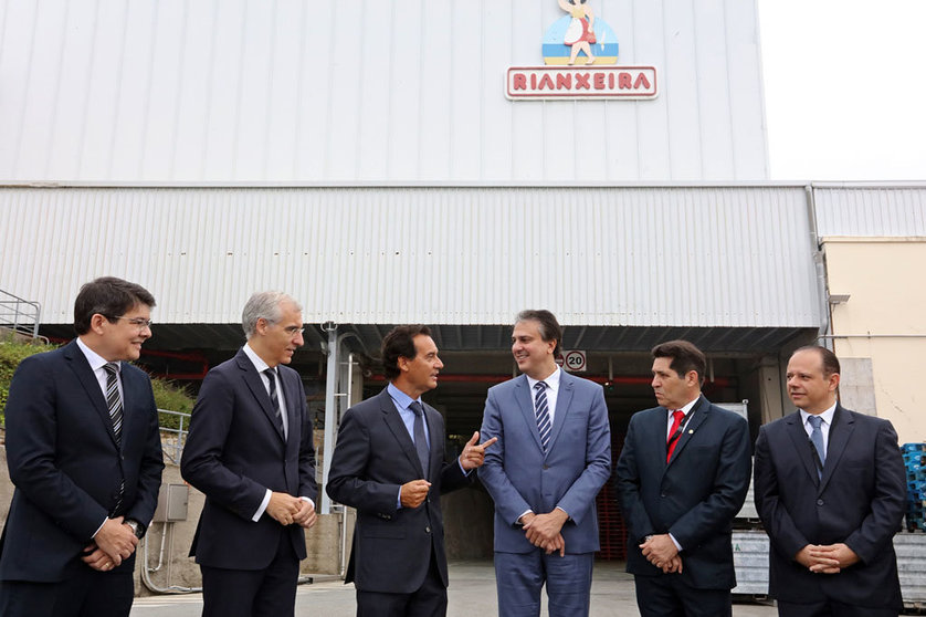 El conselleiro de Economía, Francisco Conde, el presidente de Jealsa, Jesús Manuel Alonso, y el gobernador de Ceará, Santana, delante de la fábrica de la conservera en Boiro.