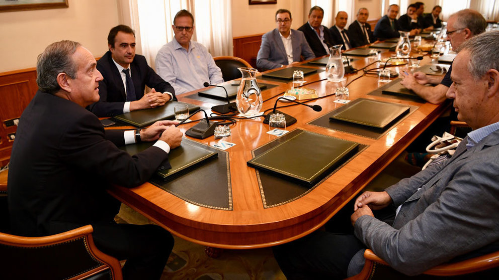 El presidente de la Autoridad Portuaria de A Coruña, Enrique Losada (izq.) con miembros de la delegación gallega de APD.