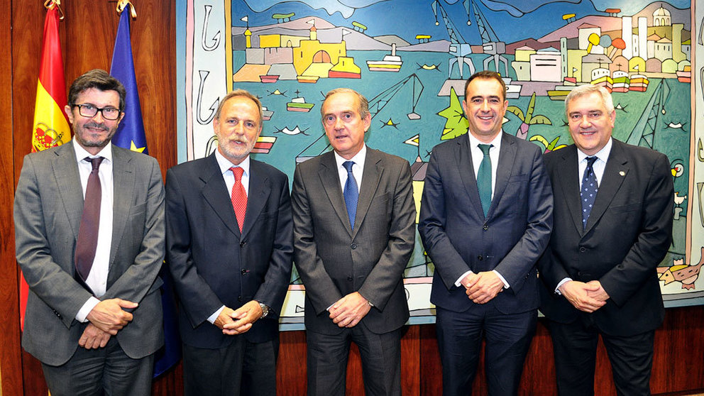El presidente de Puertos del Estado, Salvador de la Encina (2º por la izq.) con el presidente de la Autoridad Portuaria de A Coruña, Enrique Losada (centro).