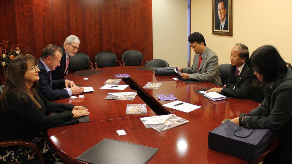 Directivos de la CEC con la delegación vietnamita, encabezada por su embajador en España.