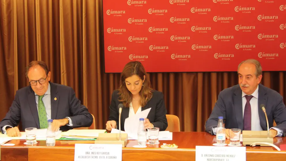 Gonzalo Ortiz, Inés Rey y Antonio Couceiro, en un momento del encuentro en la Cámara de A Coruña.