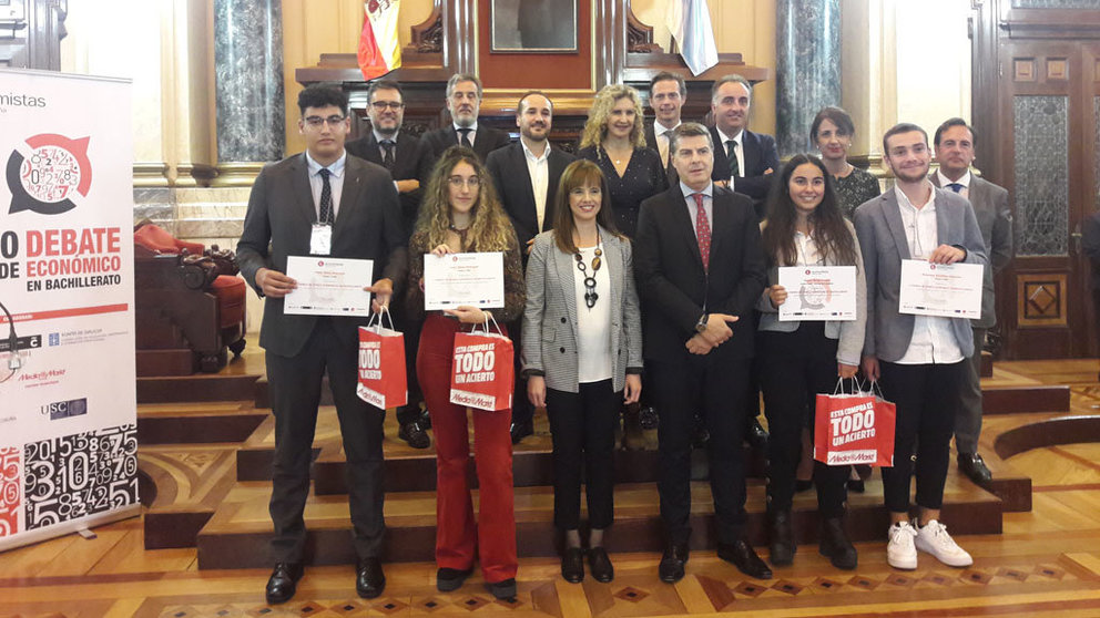 Ganadores de la final de A Coruña del torneo de debate, junto a  miembros del Colegio de Economistas, y el jurado.