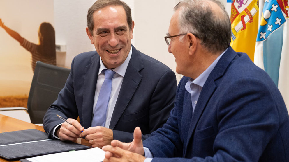 conselleiro de Facenda, Valeriano Martínez, e o presidente da Federación Galega de Municipios e Provincias (FEGAMP), Alfredo García, asinaron o protocolo.